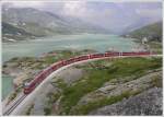 triebzuge-abe-8-12 Bernina Express 961 aus Davos Platz mit ABe 8/12 3503 'Carlo Janka' erreicht bald das Seeende und beginnt den Abstieg von 1800m nach Tirano. (14.07.2010)