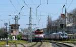 E52504 fhrt mit dem Dostluk-Ekspres in Istanbul-Sirkeci ein. Rechts ist der Nahverkehrstriebzug E14006 zu sehen.
Die Lok kommt aus Bosnien-Herzegowina (ZFBH 441-804) und wurde 1985 von Koncar fr die damalige jugoslawische Eisenbahn gebaut.

11.04.2009 Istanbul-Sirkeci