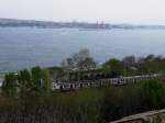 Blick vom Topkapi-Palast auf den Bosporus und die die Halbinsel umrundende Strecke nach Sirkeci, auf der ein S-Bahn-Triebzug der Reihe E14000 unterwegs ist. Ganz hinten rechts ist auf der asiatischen Seite der Hadarpascha-Bahnhof.
13.04.09
