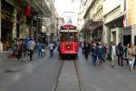 Die historische Strassenbahn ist Anziehungsmagnet für viele Touristen die sonst die Eisenbahn keines Blickes würdigen.