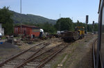 Ein kurzer Bauzug, Kran mit Schwellenwagen ,steht in Ceska Kamenice.