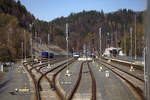 Teleblick auf Hanušovice (deutsch Hannsdorf) , ein modernisierter Umsteigebahnhof an der Strecke Zábřeh-Jeseník .