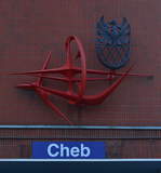 Dieses Rad schmückt stolz den Haupteingang des Bahnhofs Cheb.