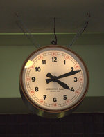 Eine  schöne Uhr in der Schalterhalle Praha Masarykovo.
