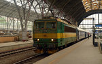 163 259 wartet mit ihrem R 947 nach Hradec Kralove am 15.06.16 im Prager Hbf auf die Abfahrt.