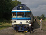 Abfahrbereit hier der Zug R 1225 nach Praha Bubny Vlatavska. Heute etwas verspätet.
Der Steuerwagen 80-29-220-8 läuft voraus. 26.08.2017  Luzna u Rakovnika 09:41 Uhr.