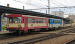 Ein 809 mit Beiwagen steht am 10.10.2017 im Bahnhof des Moldaustädtchens Kralupy, er wird um 14:32 Uhr als Sp 1893 über Kladno nach Praha Masarykovo nádraží abfahren.