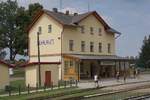 Aufnahmsgebäude des JHMD-Bahnhof Nova Bystrice am 05.August 2018.