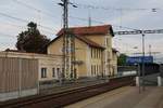 Aufbahmsgebäude des Bahnhof Plana nad Luznici am 25.August 2018