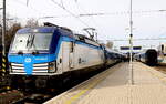 9180 6199 699-6 bespannt in der Regel die Schnellezuüge  R 615  usw.    Krušnohor   von Prag nach Cheb. Hier beim Halt in Chodov.18.03.2023  11:09 Uhr, rechts im Bild fährt der Zug der Gegenrichtung aus. Der Fotograf wird eine am 3. Bahnsteig wartende  Brotbüchse  besteigen und nach Loket fahren.