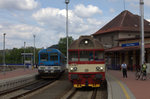Umsteigen in Stara Paka. 80 29 208-7 aus Trutnov  fährt weiter als SP  1806  nach Kolin. 80 29 010-3  als L3 nach Liberec. 21.05.2016 11:26 Uhr.