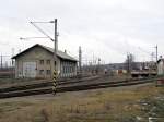 Im Gelnde des BW Chomutov stehen einige 810er und der Desiro der Erzgebirgsbahn. Links ein alter Lokschuppen aus der Lnderbahnzeit, 02.02.08