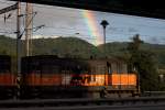 Ein Regenbogen in Decin taucht die Lok der Baureihe 742 520 - 0 in tolles Licht.