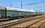 Liegewagen der ehem. Tschechoslowakischen Staatsbahnen (ČSD) mit der Bezeichnung  Bc  (51 54 57-80 025-5 CZ-VIRK) bzw.  Bac  (51 56 59-80 187-9), eingereiht in einer Überführungsfahrt mit anderen artverwandten Wagen und 721 113-9 im Bahnhof Kolín (CZ) in östlicher Richtung.

🧰 David Kolář und Jiři Hladik
🕓 25.8.2022 | 9:46 Uhr