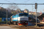 Praha hl.n. am 19. April 2019: Die Bardotka T 478 2065 (749 259-8) verlässt gerade den Bahnhof. 