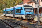 Der Triebzug 840 001, ein bei Stadler Pankow gebautes Fahrzeug, welches dem Regio-Shuttle RS1 entspricht, wartet am 04.10.2018  im Bahnhof Tanvald auf seine Rückleistung nach Liberec auf der