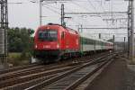 Zabori nad Labem: ÖBB Taurus 1216.233 mit einer reinen CD Schnellzuggarnitur Richtung Prag braust am 13.9.2009 durch den Bahnhof.