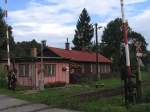 Eine Blockstelle und eine alte Bahnbergang mit alte Bahnschranken bei Pilnikov am 11-8-2011.

