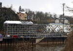 Die neue Elbbrücke Děčín (deutsch Tetschen) wird am Elbkai vormontiert.