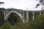 Im Strecken-km 23,5 der Strecke Tabor - Bechyne befindet sich die 1928 fertiggestellte, 203,28m lange und 50m hohe, kombinierte Eisenbahn- und Straßenbrücke über die Luznice (Lainsitz). Die Brücke hat seit 2014 den Status eines Nationalen Kulturdenkmals der Tschechischen Republik. Bild vom 25.August 2018.