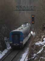 Eine Rohrbrücke bei Sychrow, der R 1271 aus Liberec nach Pardubice passiert gerade das Einfahrtsignal von Sychrov.25.02.2017 14:27 Uhr.