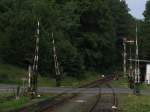 Eine handbediente Bahnbergang und ein Flgelsignal bei Bahnhof Dvůr Krlov nad Labem am 4-8-2011.