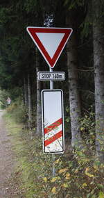 Auf das Stoppschild am BÜ wird durch ein zusätzliches Verkehrszeichen an der 2. Warnbake hingewiesen, nahe Stožec (deutsch Tusset), Strecke nach Nové Údolí
18.10.2023  15:59 Uhr auf der Wanderung.