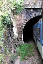 CD 842 018-4 als Os 4409 fährt am 18.August 2018 in das Südportal des 1870 errichteten 148m langen Na Rene Tunnel.
