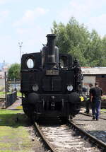 Nach der Sondefahrt Turnov-Semily-Turnov gibt es für 310 0134 eine kurze Pause im BW Turnov, Ablichtung hier möglich, da bei der Feldbahn, welche sich auch auf dem BW Gelände befindet, Fahrtag war. 24.07.2021 13:11 Uhr.