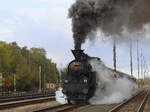 354 195  aus Rakovnik ausfahrend, Sonderzug nach Řevničov .28.10.2023  10:48 Uhr.
