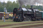 475 111 stellt den Sonderzug nach Chomutov in Luzna u Rakovnika bereit.