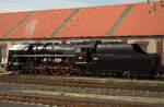Schwarze Lok vor rotem Dach,  475 179 in Ceska Lipa.