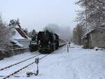 475 111 fuhr am 02.12.23 die Pendelfahrten von Sokolov nach Hrebeny und zurück. Hier ist der Zug in Svatava zu sehen. Am Zugschluss war 745 703. Endlich gab es dort auch mal Schnee.