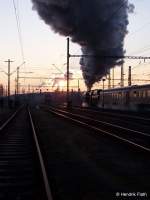 Nachschuss: 475 111 bei der Ausfahrt aus dem Bahnhof Chomutov am 18.02.2007. Wenige Sekunden nachdem ich abgedrckt hatte, verdeckten die Wolken der Kohlekraftwerke die tiefstehende Februarsonne komplett...