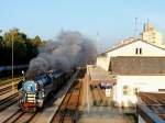 Dampflok 477.043 Papouek „Papagei“, versetzt mit dem Fotosonderzug am Bhf. Ried einige Leute ins Staunen; 130928