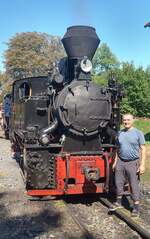 Früher musste man malen können, heute reicht ein Smartphone und ein anderer netter Eisenbahnnarr, schon ist das  Selbstportrait  mit Lokomotive fertig. In Osoblaha-Hotzenplotz, 16.09.2023 13:56 Uhr.