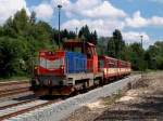 Am Nachmittag des 20.06.2003 kommt 714 204 vor einer 3-teiligen Garnitur 810er  als Regionalbahn Os 17106 von Karlovy Vary (Karlsbad) nach Johanngeorgenstadt.
