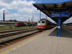 ČSD 720 113-0, gefunden am 24.05.17 auf den Nebengleisen im Bahnhof Žďár nad Sázavou.  Daneben ČD 242 268-1 mit Os 4909 (Žďár nad Sázavou - Brno hl.n. - Vranovice).