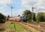 T 435 0114 als OS 91165 zu sehen am 23.09.23 bei der Ausfahrt in Krupa. Noch Stehen die Signale! Im Bahnhof wird schon fleißig umgebaut und zu den Signalen gehen schon die neuen Kabel für die neuen Signale.