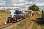 Zum 140-jährigem Streckenjubiläum  Krupa - Kolesovice fuhr am 23.09.2023 die 720 114 mit einem Sonderzug mehrmals am Tag von Luzna u Rakovnika nach Kolesovice. Der kleine Hektor wurde bei bestem Sonnenschein am Eisenbahnkreuz bei Chrastany eingefangen.  