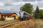 Der kleine Hektor 720 114 Posázavský Pacifik doprava fuhr zum 140-Jährigem bestehen der Strecke mehrere Sonderfahrten auf der Strecke. Dabei konnte man ihn auch mehrmals fotografieren. So auch am 23.09.2023 wo die Aufnahme in Knezeves entstand. 