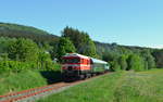 T 435.0145 der CD & 721 517-1 der KDS Kladenská dopravní a strojní s.r.o. auf der Rückfahrt von Schwarzenberg ian der Richterstraße Sehmatal-Neudorf 13.05.2018 