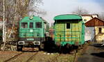 721 525-4 in Slany, rechts daneben wird ein Güterzudgepäckwagen aufgearbeitet.