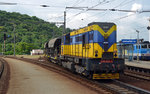 740 422 der AWT zog am 14.06.16 einen kurzen Schotterzug von Zapad kommend in den Bahnhof Usti nad Labem. Fotografiert vom Bahnsteig.