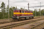 Am Bahnhof Nove Sedlo schickt sich am 4. August 2017 die 742 419-5 an, neuen Aufgaben entgegen zu gehen.