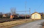 Nachdem in Nebanice der Bahnhof freigeschnitten wurde, kann man das Motiv von der Straße aus
anfertigen. 742 116-7 mit der Übergabe Sokolov-Cheb am 23.02.18. Nun wird man sehen ob das Getreidelager wieder bedient wird, oder gar ein Rückbau der Gleise erfolgt.  