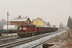 Übergabe von Tepla nach Karlsbad steht in Tepla am 01.04.2022 bei Schneefall zur abfahrt bereit. Die 742 404 hat dabei 5 beladene Eas am haken. 