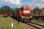 Dee 742 404 bei rangieren an den Verladegleisen in As. Hier werden die 2 beladenen Holzwaggons heraus gezogen. Aufgenommen am 28.04.2022