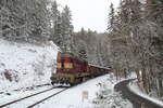 742 305, mit Holz beladenen Eanos aus Nejdek auf dem Weg nach Nove Sedlo. Nach Schneefall in der Nacht zum 11.3.2023 hüllt sich das Tal an der Rolava in ein weißes Kleid