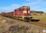 Übergabe aus Bochov nach Blatno u Jesenice als Mn 86653 an einem sonnigen Montag im Januar (16.01.2023) Eingesetzt wurde der Transistor 742 344 und hatte ab Bochov 5 mit Holz beladene Eas am Haken. 